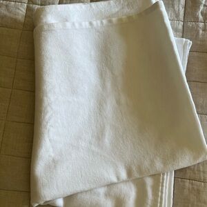 Like New Target 60x102 White Wrinkle Free Target Threshold Tablecloth